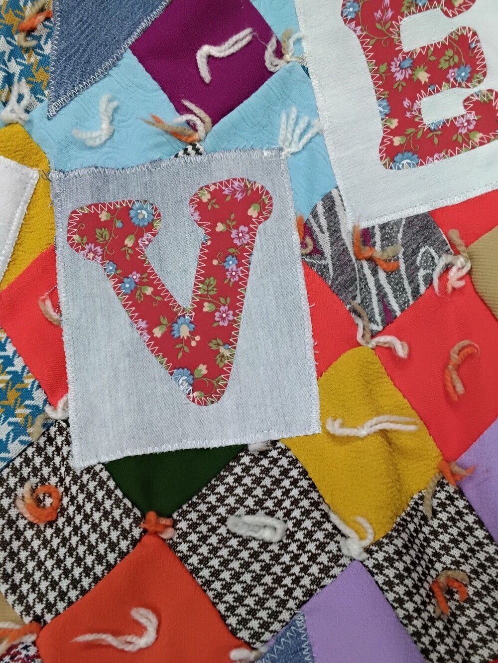 4023 Size XL Quilt Pattern Polyester Fabric Patchwork 'LOVE' Star Patch Tunic - Picture 7 of 7